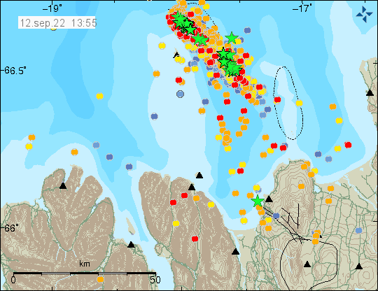 Grænar stjörnur í línu frá norðri til suður austan við Grímsey. Fullt af rauðum punktum í sömu línu sem sína minni jarðskjálfta.