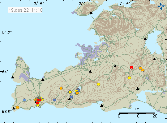 Rauðir punktar 3 km norður af Grindavík á Reykjanesskaga sem sýnir jarðskjálftahrinuna sem er að eiga sér stað þarna núna. Appelsínugulir punktar hér og þar á Reykjanesskaga sýnir jarðskjálftavirkni á öðrum stöðum á Reykjanesskaga.