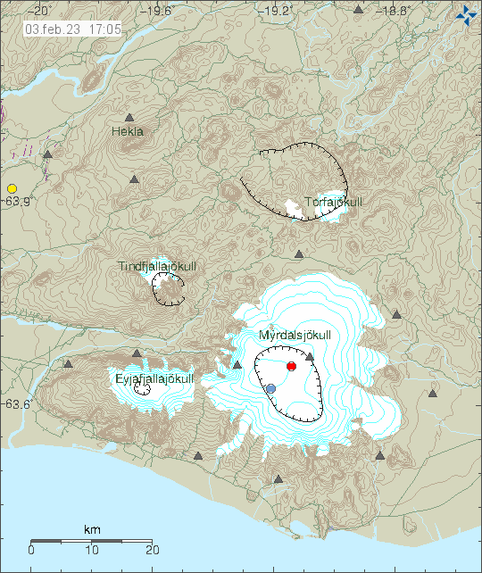 Mýrdalsjökull og askjan merkt með ílöngum hring á korti Veðurstofu Íslands af eldstöðinni Kötlu. Í miðjum hringum er rauður punktur sem er nýjasti jarðskjálftinn í öskju Kötlu. Ásamt bláum punkti við jaðar öskjunnar.