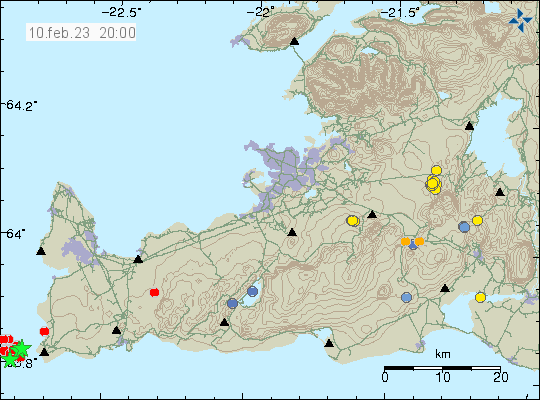 Vinstra megin á myndinni úti í sjó við enda Reykjanesskaga á Reykjaneshrygg, niðri eru þrjár grænar stjörnur auk rauðra punkta sem sýna jarðskjálftavirknina sem er að eiga sér stað þarna.