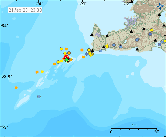 Græn stjarna og rauðir punktar þar sem aðal jarðskjálftavirknin er úti á Reykjaneshrygg. Auk gulra punkta á svipuðu svæði sem sýna minni jarðskjálfta.