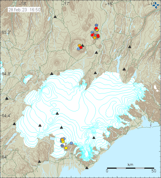 Jarðskjálftavirknin í Skaftarfellsfjöllum er norðan við Öræfajökull í jaðri Vatnajökuls. Þessi virkni er sýnd á kortinu sem bláir, appelsínugulir og gulir punktar. Í eldstöðinni Öskju og í Herðubreið eru rauðir punktar sem sýna nýja jarðskjálfta.