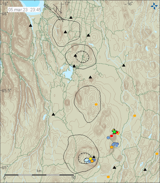 Græn stjarna og jarðskjálftahrina norður af Herðubreið. Ásamt rauðum punktum sem eru einnig á sama svæði. Herðubreið er staðsett norð-austur af eldstöðinni Öskju. Í eldstöðinni Öskju eru einnig bláir punktar sem sýna litla jarðskjálfta á því svæði.