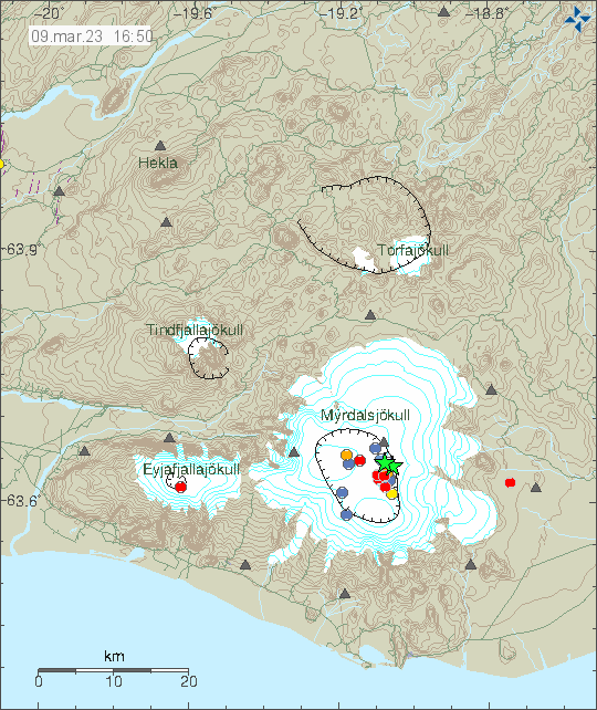 Tvær grænar stjörnur í öskju Kötlu, ásamt minni jarðskjálftum sem einnig hafa orðið í Kötlu. Á kortinu er einnig Mýrdalsjökull sem er ofan á eldstöðinni Kötlu.