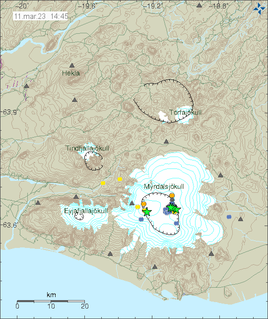 Græn stjarna í vestari hluta öskju Kötlu. Auk appelsínuguls punkts þar fyrir norðan sem sýnir minni jarðskjálfta. Þarna eru einnig eldri jarðskjálftar og grænar stjörnur tengdar þeim.