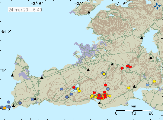 Rauðir punktar sem sýna jarðskjálfta í suðurhluta Brennisteinsfjalla, auk gulra punkta sem sýna eldri jarðskjálfta. Einnig eru rauðir punktar í Henglinum í ótengrdri jarðskjálftahrinu.