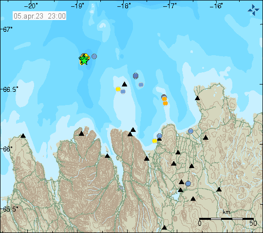 Grænar stjörnur um 43 km norður-vestur af Grímsey. Þetta er langt norður af Akureyri. Þetta er kort frá því klukkan 23:00 þann 5. Apríl.