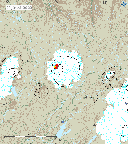 Rauðir punktar í vestari hluta öskju Hofsjökuls sýnir jarðskjálftavirknina þar. Tími á korti er 28. Jún, 23, 09:30.