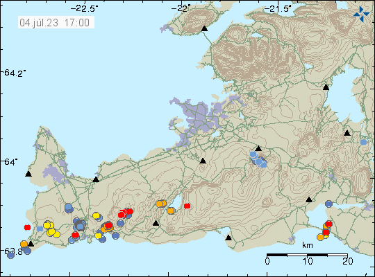 Rauðir punktar í Fagradalsfjalli, auk blárra og gulra punkta vestar við Fagradalsfjall. Það er talsvert um litla jarðskjálfta á Reykjanesskaga á þessu korti.