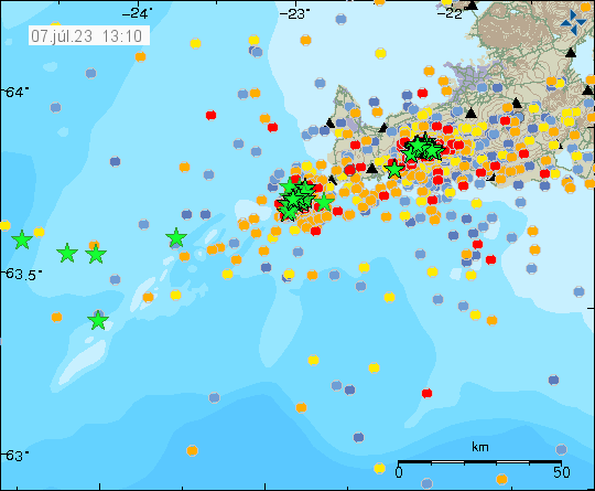 Mikið af grænum stjörnum á Reykjaneshrygg og síðan á Reykjanesskaga. Það er mikil virkni á Reykjanesinu og Reykjaneshrygg núna og það sýnir sig í fullt af punktum á kortinu.