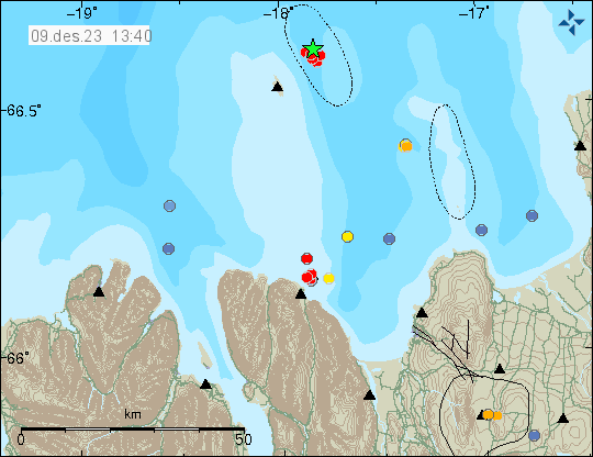 Græn stjarna og rauðir punktar austur af Grímsey úti í sjó.