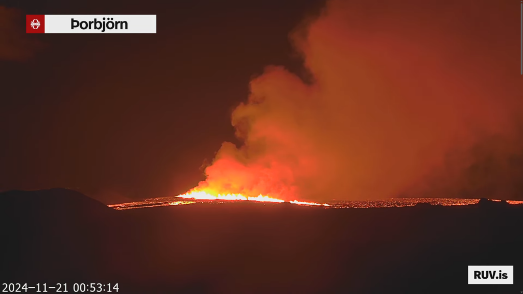 Eldgosið eins og það er klukkan 00:53 þegar aðeins er liðið á það. Það er minni stórkavirkni úr sprungunni og hraunið er farið að flæða að mestu til vesturs. Gasskýið er einnig minna.