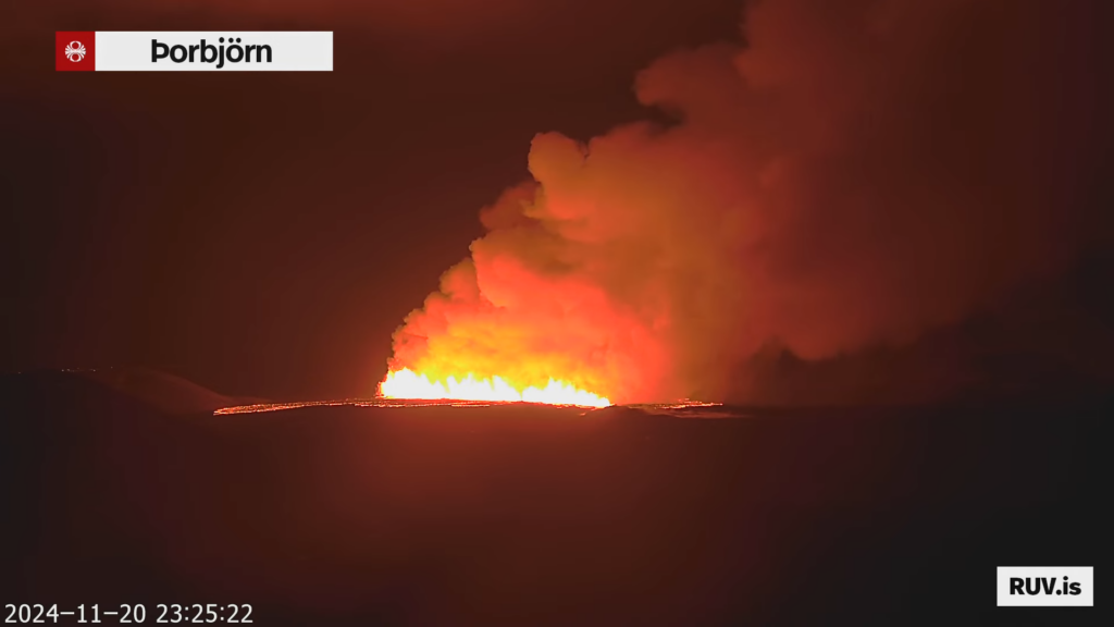 Rautt hraunið kemur upp úr sprungu í Sundhnúkagígaröðinni á skjáskoti frá Rúv. Þetta er í upphafi eldgossins og mestur kraftur í eldgosinu. 