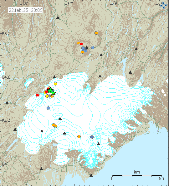 Grænar stjörnur og síðan rauðir punktar sem sýna jarðskjálftavirknina í Bárðarbungu í Vatnajökli. Bárðarbunga er vestast á þessu korti. Á kortinu eru einnig minni jarðskjálftar í öðrum nálægum eldstöðvum.