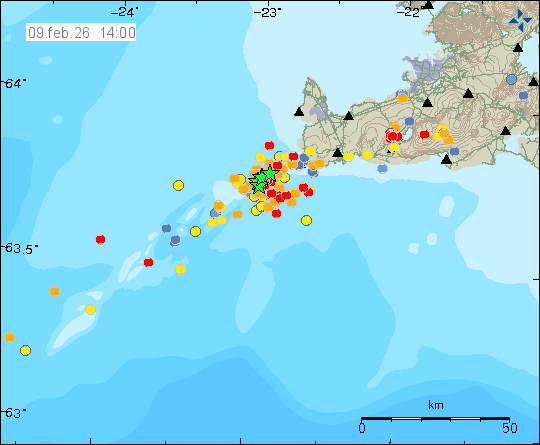Þrjár grænar stjörnur þar sem stærstu jarðskjálftarnir áttu sér stað. Rauðir punktar og síðan gulir punktar sína eldri og minni jarðskjálfta.